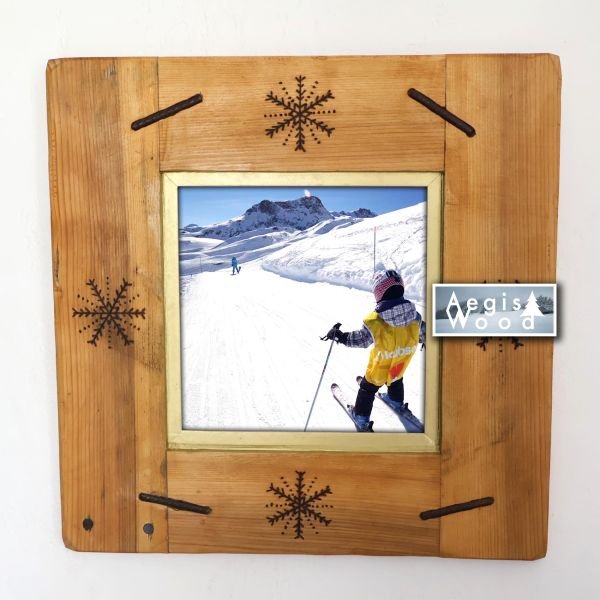 Cadre en bois (39,5x39,5cm) chaleureux pour photo 20x20cm, pyrogravure flocon de neige, ferraille. Réalisation unique !