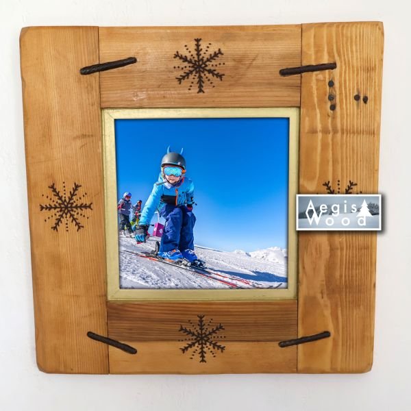 Cadre photo bois 39,5x39,5cm pour photo 20x20 – Flocons pyrogravés & ferraille – Déco chalet montagne – Cadeau ski