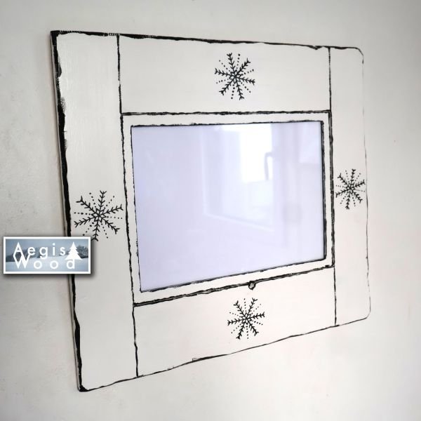 Cadre photo bois 45,5 x 42 cm pour photo A4, blanc et noir, flocons peints à la main, déco montagne chalet, cadeau Noël souvenir ski