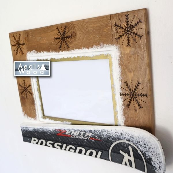 Cadre photo bois 55x42 cm pour photo 20x30cm avec vrai ski recyclé – Flocons pyrogravés – Déco chalet montagne – Cadeau skieur unique