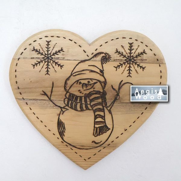 Cœur en bois massif pyrogravé 30x27 cm – Déco murale rustique hiver – Bonhomme de neige & flocons – Cadeau Noël