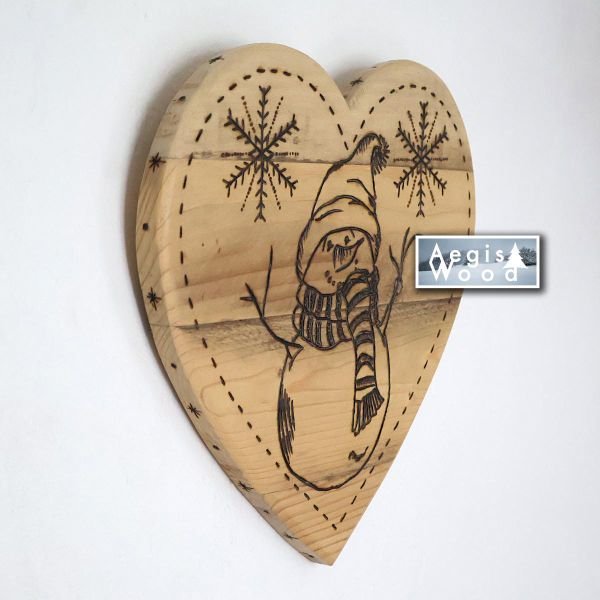 Cœur en bois massif pyrogravé 30x27 cm – Déco murale rustique hiver – Bonhomme de neige & flocons – Cadeau Noël
