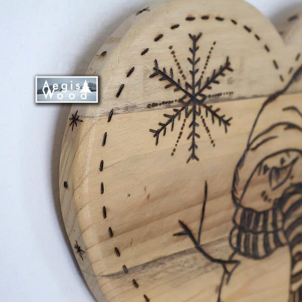 Cœur en bois massif pyrogravé 30x27 cm – Déco murale rustique hiver – Bonhomme de neige & flocons – Cadeau Noël