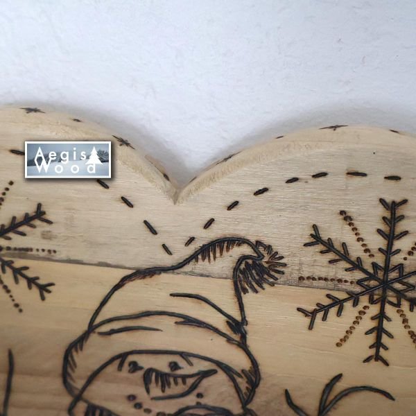 Cœur en bois massif pyrogravé 30x27 cm – Déco murale rustique hiver – Bonhomme de neige & flocons – Cadeau Noël