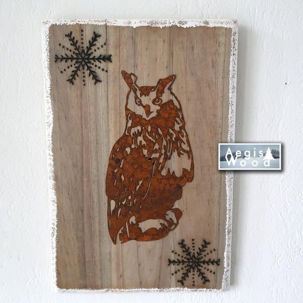 Hibou grand-duc en métal oxydé sur bois vieilli 22x33 cm – Déco murale chalet, flocons pyrogravés, cadeau Noël fait main
