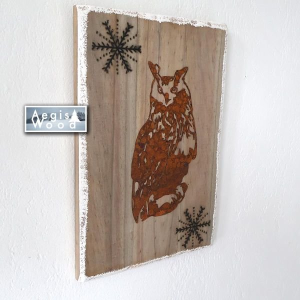 Hibou grand-duc en métal oxydé sur bois vieilli 22x33 cm – Déco murale chalet, flocons pyrogravés, cadeau Noël fait main