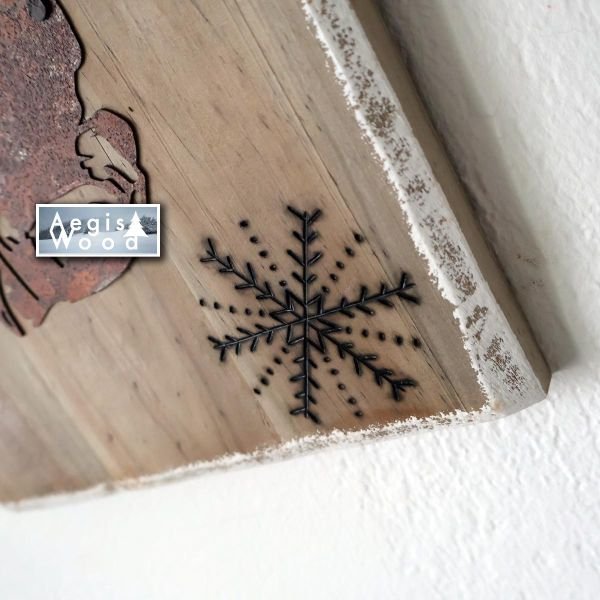 Hibou grand-duc en métal oxydé sur bois vieilli 22x33 cm – Déco murale chalet, flocons pyrogravés, cadeau Noël fait main