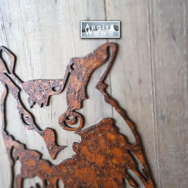 Hibou grand-duc en métal oxydé sur bois vieilli 22x33 cm – Déco murale chalet, flocons pyrogravés, cadeau Noël fait main