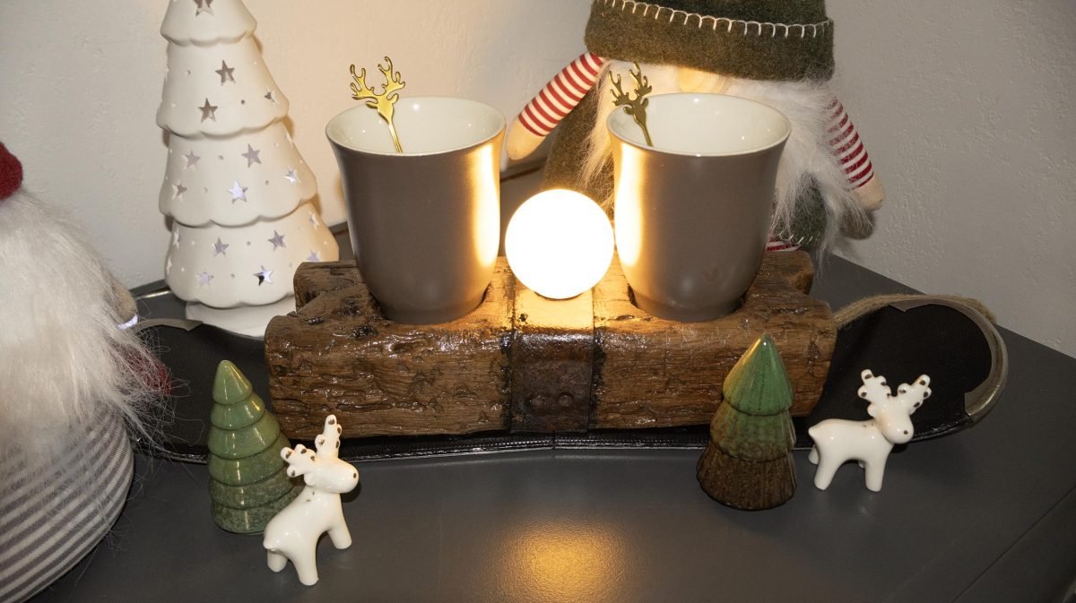 Lampe à poser bois ancien et skis recyclés, porte-mugs intégré et globe opaline – déco chalet montagne – cadeau Noël anniversaire