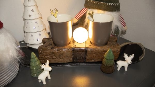 Lampe à poser bois ancien et skis recyclés, porte-mugs intégré et globe opaline – déco chalet montagne – cadeau Noël anniversaire