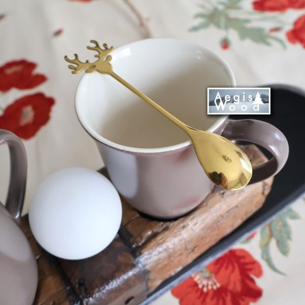 Lampe à poser bois ancien et skis recyclés, porte-mugs intégré et globe opaline – déco chalet montagne – cadeau Noël anniversaire