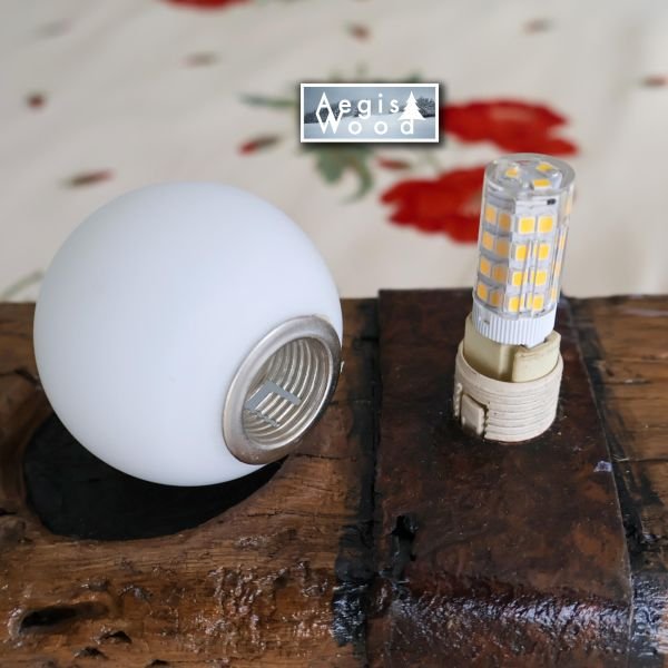 Lampe à poser bois ancien et skis recyclés, porte-mugs intégré et globe opaline – déco chalet montagne – cadeau Noël anniversaire