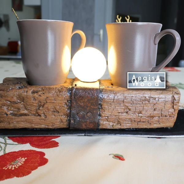 Lampe à poser bois ancien et skis recyclés, porte-mugs intégré et globe opaline – déco chalet montagne – cadeau Noël anniversaire