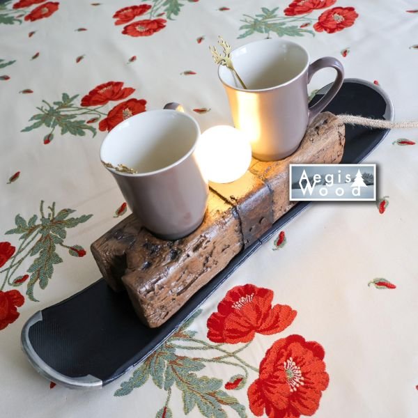 Lampe à poser bois ancien et skis recyclés, porte-mugs intégré et globe opaline – déco chalet montagne – cadeau Noël anniversaire