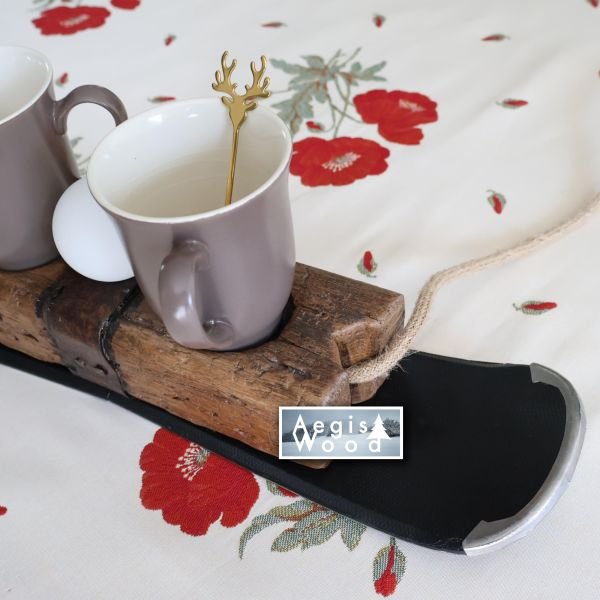 Lampe à poser bois ancien et skis recyclés, porte-mugs intégré et globe opaline – déco chalet montagne – cadeau Noël anniversaire