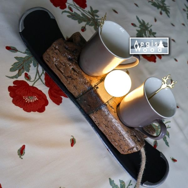 Lampe à poser bois ancien et skis recyclés, porte-mugs intégré et globe opaline – déco chalet montagne – cadeau Noël anniversaire
