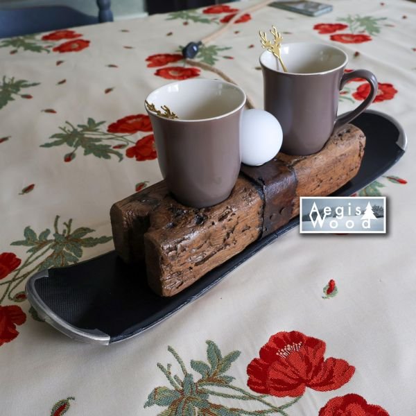 Lampe à poser bois ancien et skis recyclés, porte-mugs intégré et globe opaline – déco chalet montagne – cadeau Noël anniversaire