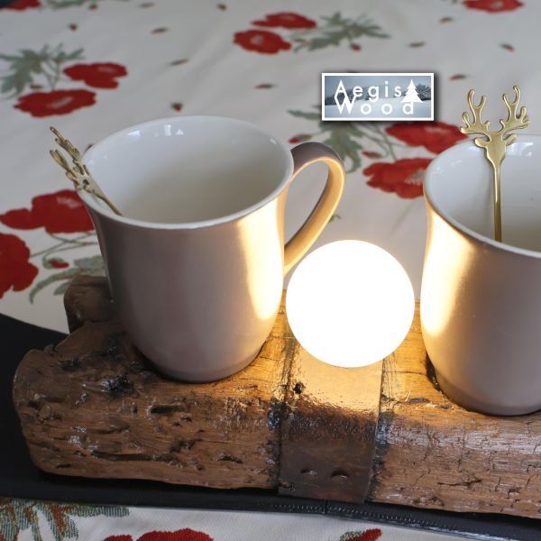 Lampe à poser bois ancien et skis recyclés, porte-mugs intégré et globe opaline – déco chalet montagne – cadeau Noël anniversaire