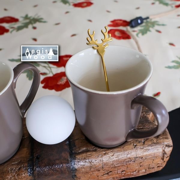 Lampe à poser bois ancien et skis recyclés, porte-mugs intégré et globe opaline – déco chalet montagne – cadeau Noël anniversaire