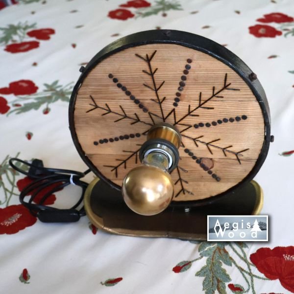 Lampe artisanale bois & métal Flocon pyrogravé main Socle ski recyclé Cerclage roue de charrue ancienne H: 28cm Prof. 12,5cm