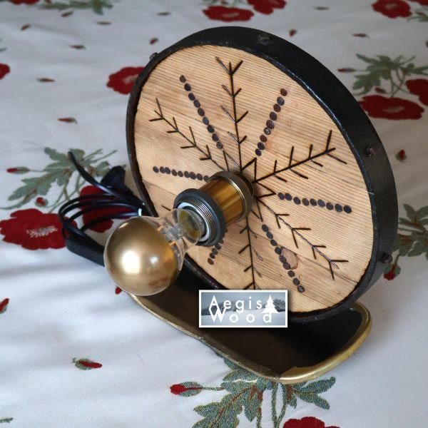 Lampe artisanale bois & métal Flocon pyrogravé main Socle ski recyclé Cerclage roue de charrue ancienne H: 28cm Prof. 12,5cm