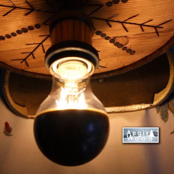 Lampe artisanale bois & métal Flocon pyrogravé main Socle ski recyclé Cerclage roue de charrue ancienne H: 28cm Prof. 12,5cm