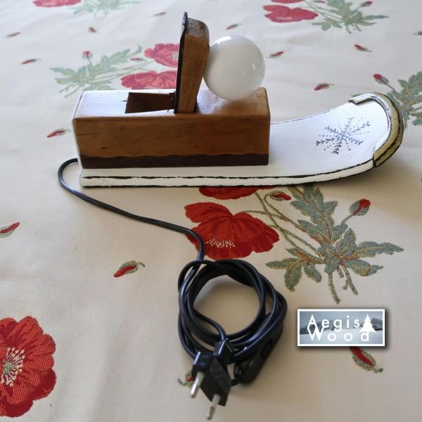 Lampe artisanale rabot ancien et ski recyclé 33x12,5x16 cm – Déco chalet montagne, luminaire upcycling, cadeau menuisier et skieur