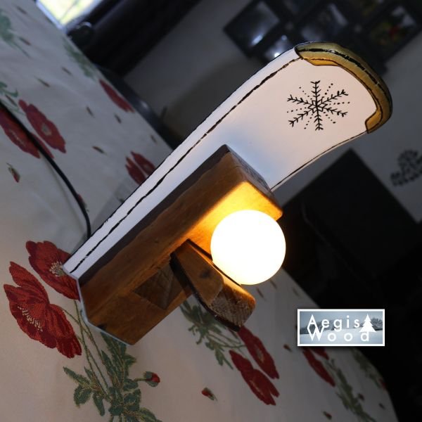 Lampe artisanale rabot ancien et ski recyclé 33x12,5x16 cm – Déco chalet montagne, luminaire upcycling, cadeau menuisier et skieur