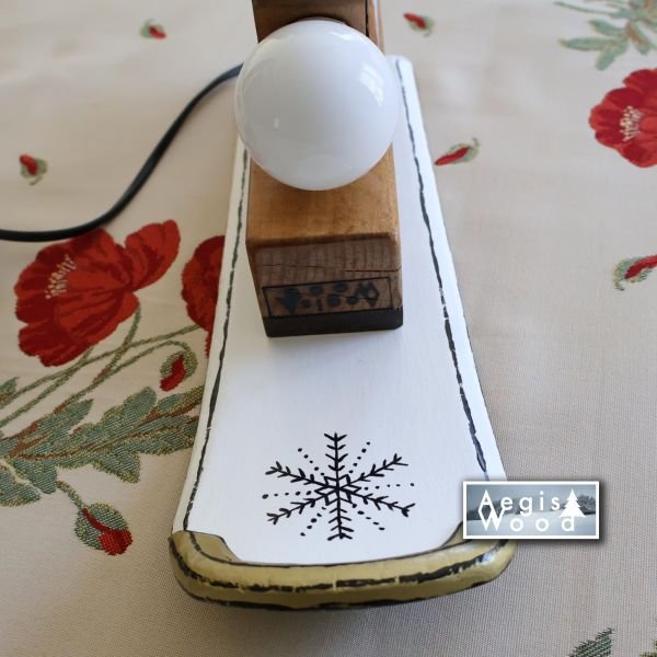 Lampe artisanale rabot ancien et ski recyclé 33x12,5x16 cm – Déco chalet montagne, luminaire upcycling, cadeau menuisier et skieur