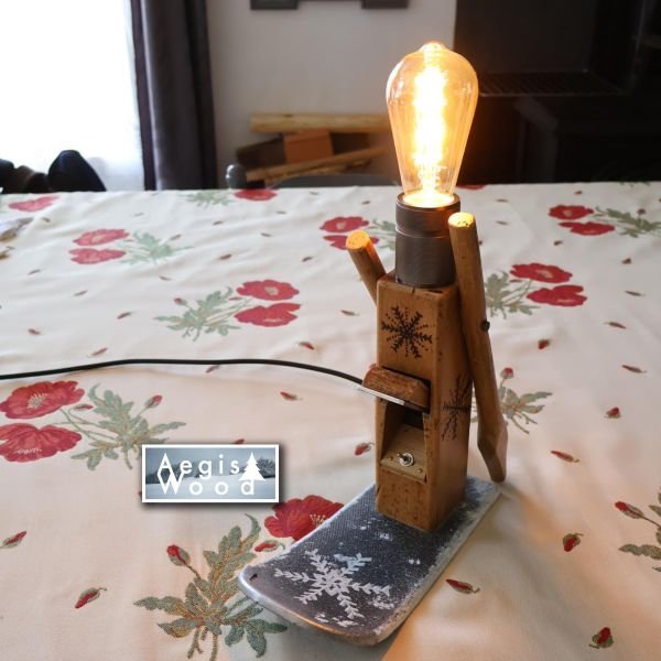 Lampe Montagne Rabot Ancien & Ski Vintage, Ampoule Édison, Flocons Pyrogravés, Déco Chalet Savoie, H 30cm x L 33cm x P 10cm