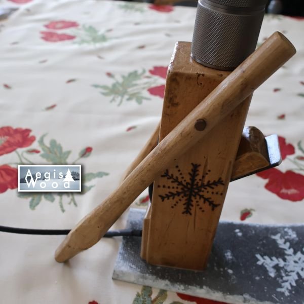Lampe Montagne Rabot Ancien & Ski Vintage, Ampoule Édison, Flocons Pyrogravés, Déco Chalet Savoie, H 30cm x L 33cm x P 10cm
