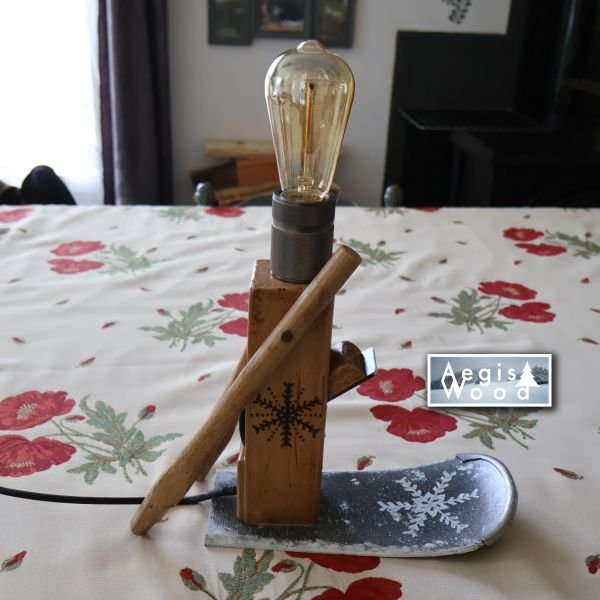 Lampe Montagne Rabot Ancien & Ski Vintage, Ampoule Édison, Flocons Pyrogravés, Déco Chalet Savoie, H 30cm x L 33cm x P 10cm