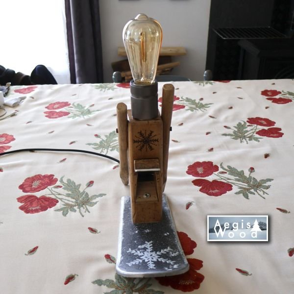 Lampe Montagne Rabot Ancien & Ski Vintage, Ampoule Édison, Flocons Pyrogravés, Déco Chalet Savoie, H 30cm x L 33cm x P 10cm