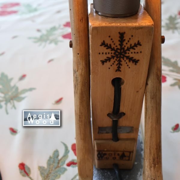 Lampe Montagne Rabot Ancien & Ski Vintage, Ampoule Édison, Flocons Pyrogravés, Déco Chalet Savoie, H 30cm x L 33cm x P 10cm