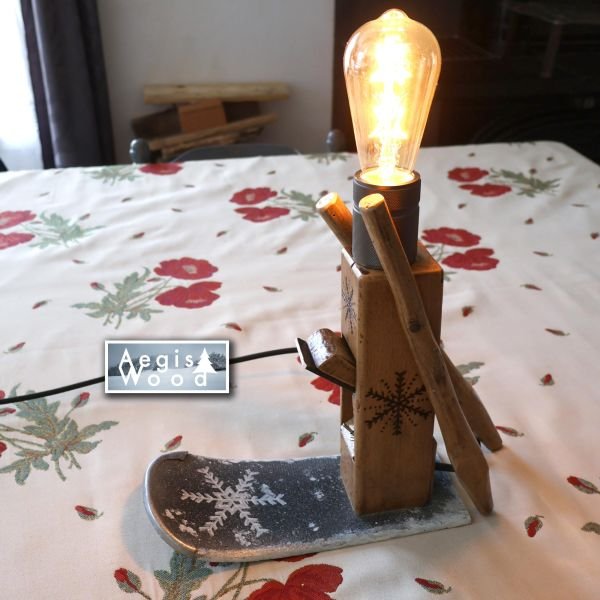 Lampe Montagne Rabot Ancien & Ski Vintage, Ampoule Édison, Flocons Pyrogravés, Déco Chalet Savoie, H 30cm x L 33cm x P 10cm