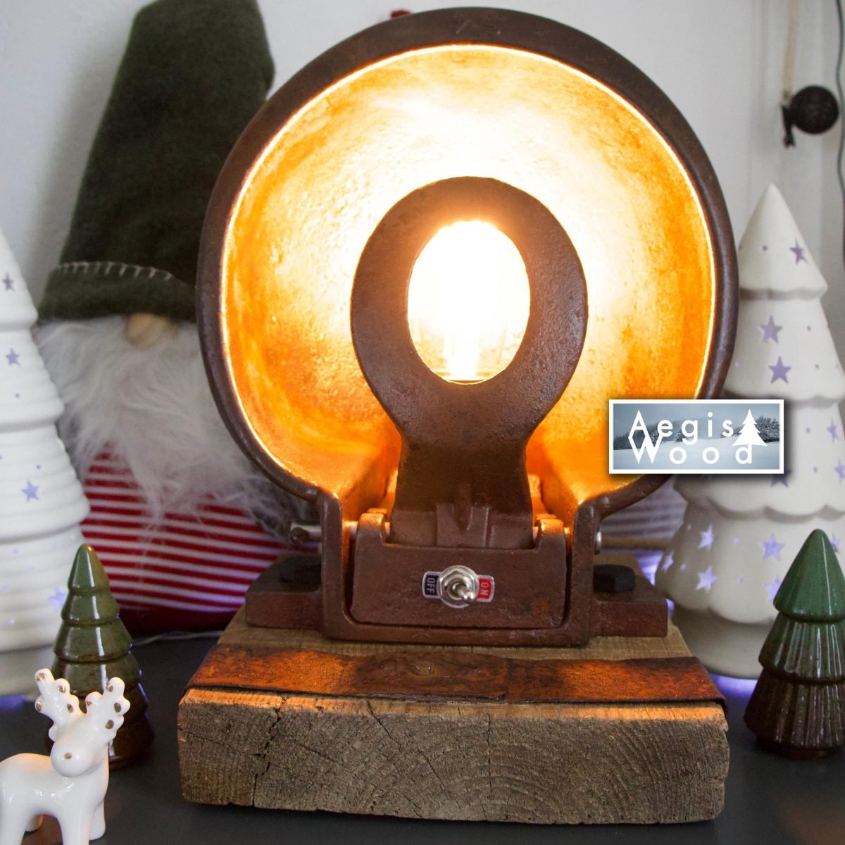 Lampe style industrielle abreuvoir à vache en fonte — ampoule Édison à filament, socle bois & cercle de roue de chariot, déco montagne