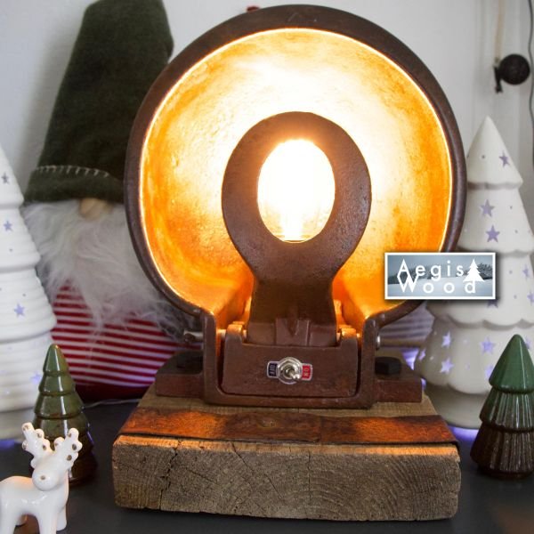 Lampe style industrielle abreuvoir à vache en fonte — ampoule Édison à filament, socle bois & cercle de roue de chariot, déco montagne