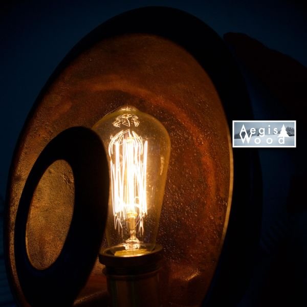 Lampe style industrielle abreuvoir à vache en fonte — ampoule Édison à filament, socle bois & cercle de roue de chariot, déco montagne