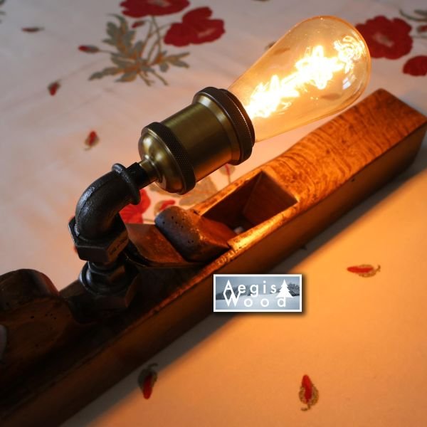 Lampe style vintage – faite avec une ancienne varlope de menuisier et ampoule Edison Déco Chalet Savoie, H 20,5cm x L 53cm x P 6 cm