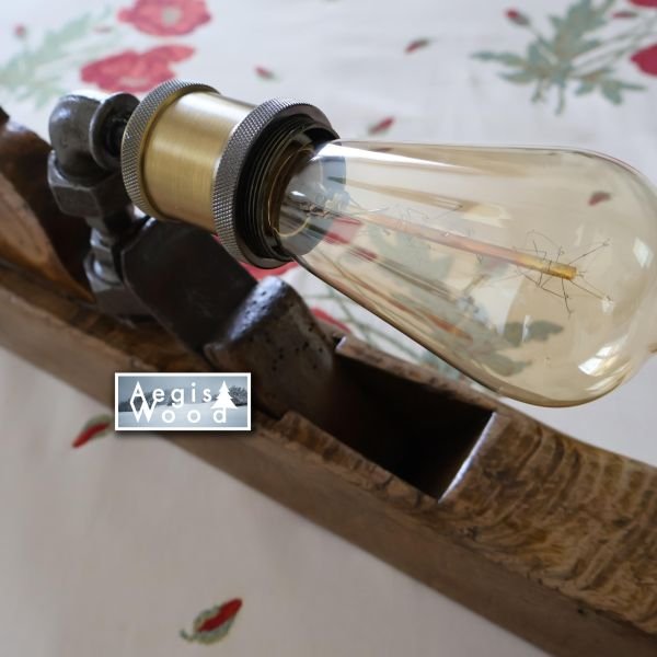 Lampe style vintage – faite avec une ancienne varlope de menuisier et ampoule Edison Déco Chalet Savoie, H 20,5cm x L 53cm x P 6 cm
