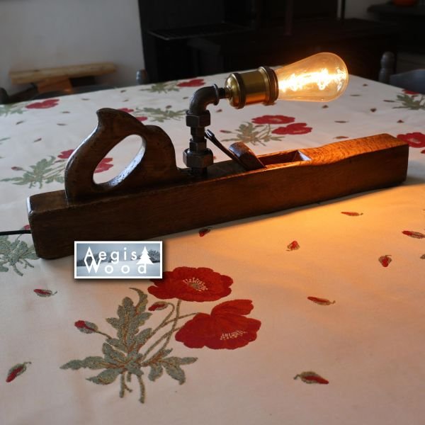 Lampe style vintage – faite avec une ancienne varlope de menuisier et ampoule Edison Déco Chalet Savoie, H 20,5cm x L 53cm x P 6 cm