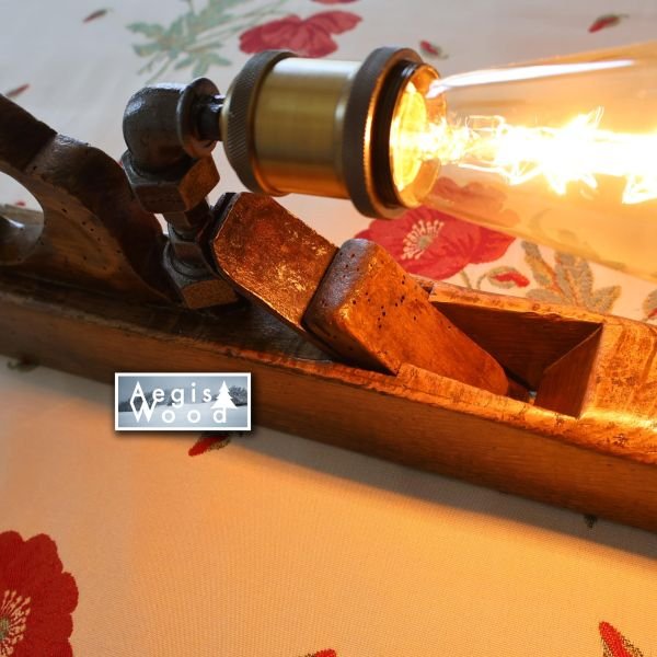 Lampe style vintage – faite avec une ancienne varlope de menuisier et ampoule Edison Déco Chalet Savoie, H 20,5cm x L 53cm x P 6 cm