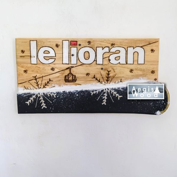Tableau bois Le Lioran 55x28,5 cm – Ski recyclé peint & pyrogravure – Télécabine et flocons – Déco chalet Cantal – Cadeau ski