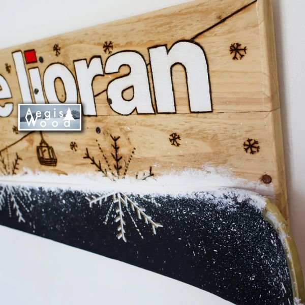 Tableau bois Le Lioran 55x28,5 cm – Ski recyclé peint & pyrogravure – Télécabine et flocons – Déco chalet Cantal – Cadeau ski