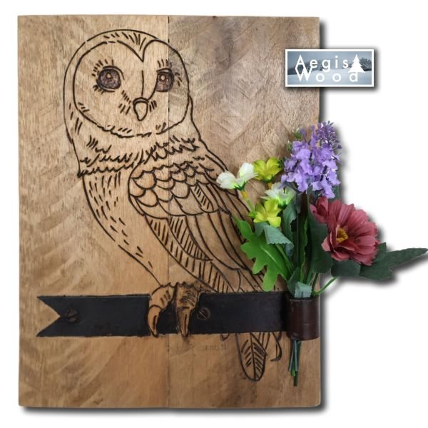 Tableau chouette pyrogravée à la main sur bois, ancienne ferrure de fenêtre porte-fleurs, déco chalet montagne