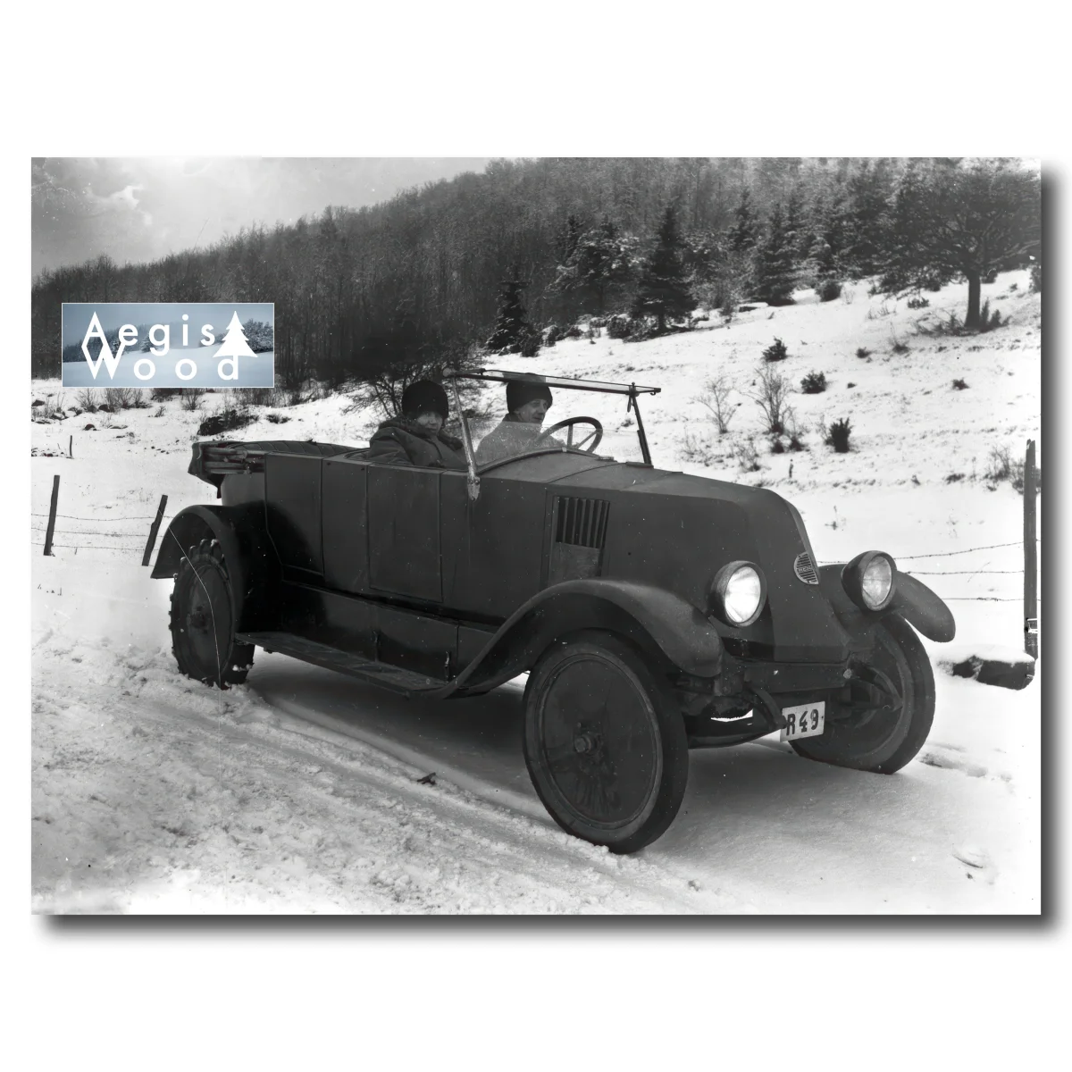Affiche (reproduction) Renault Type NN dans la neige - Photo vintage années 1920, plaque R49 — affiche murale en bois AegisWood