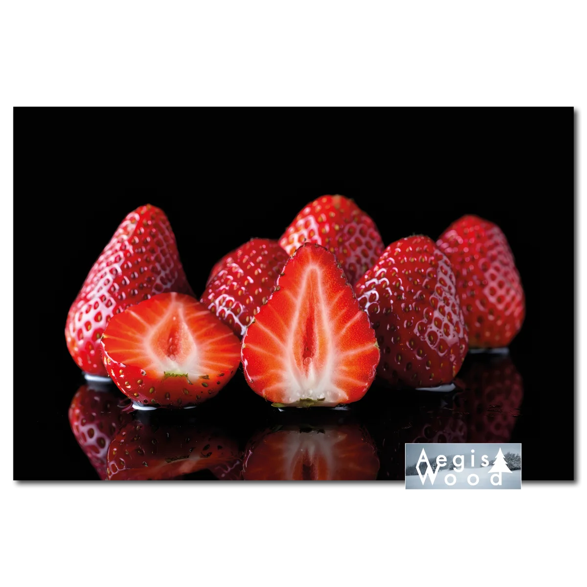 Affiche de fraises rouges fraîches entières et coupées sur fond noir avec reflet