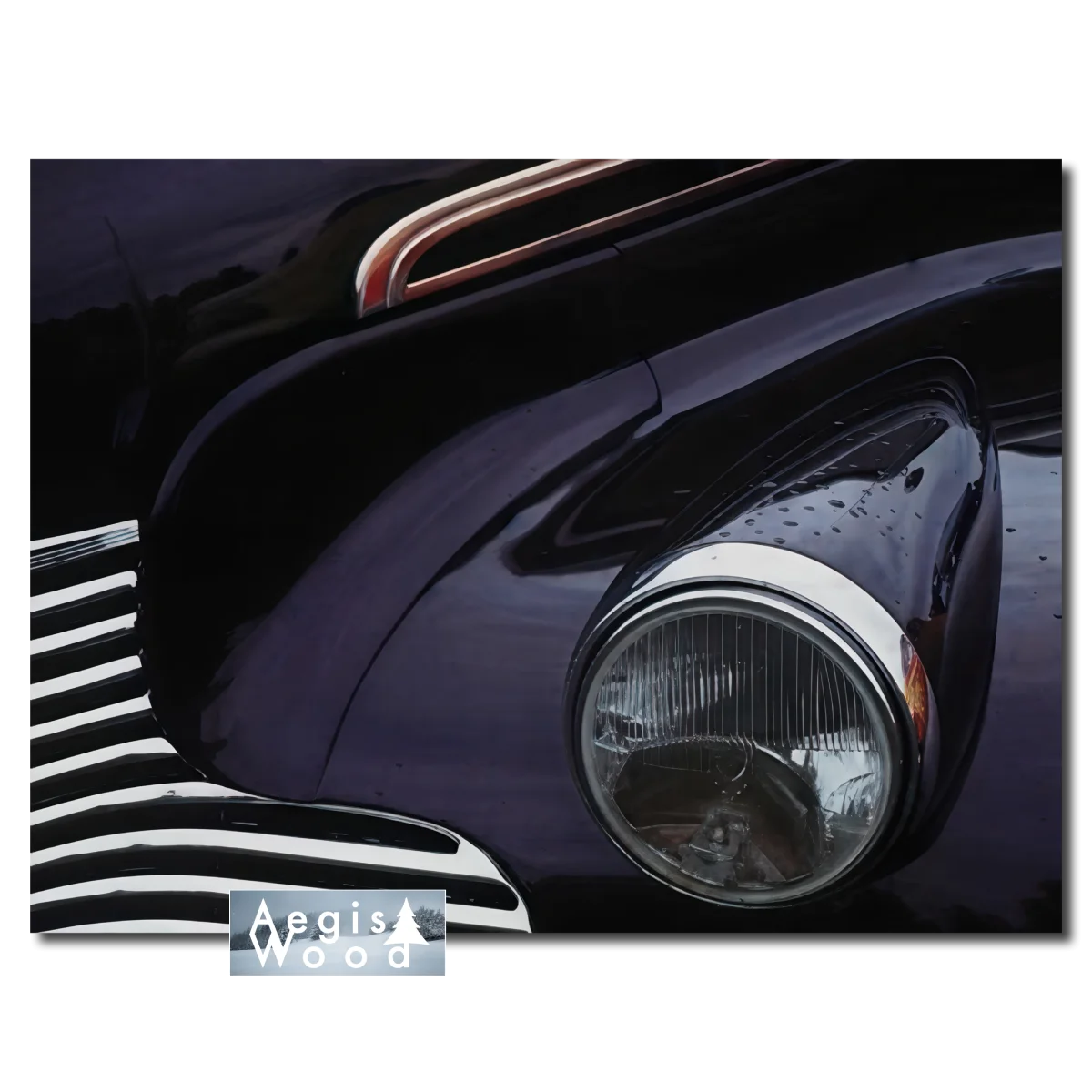 Phare et aile chromés d'une voiture américaine noire des années 1940, photographie détail