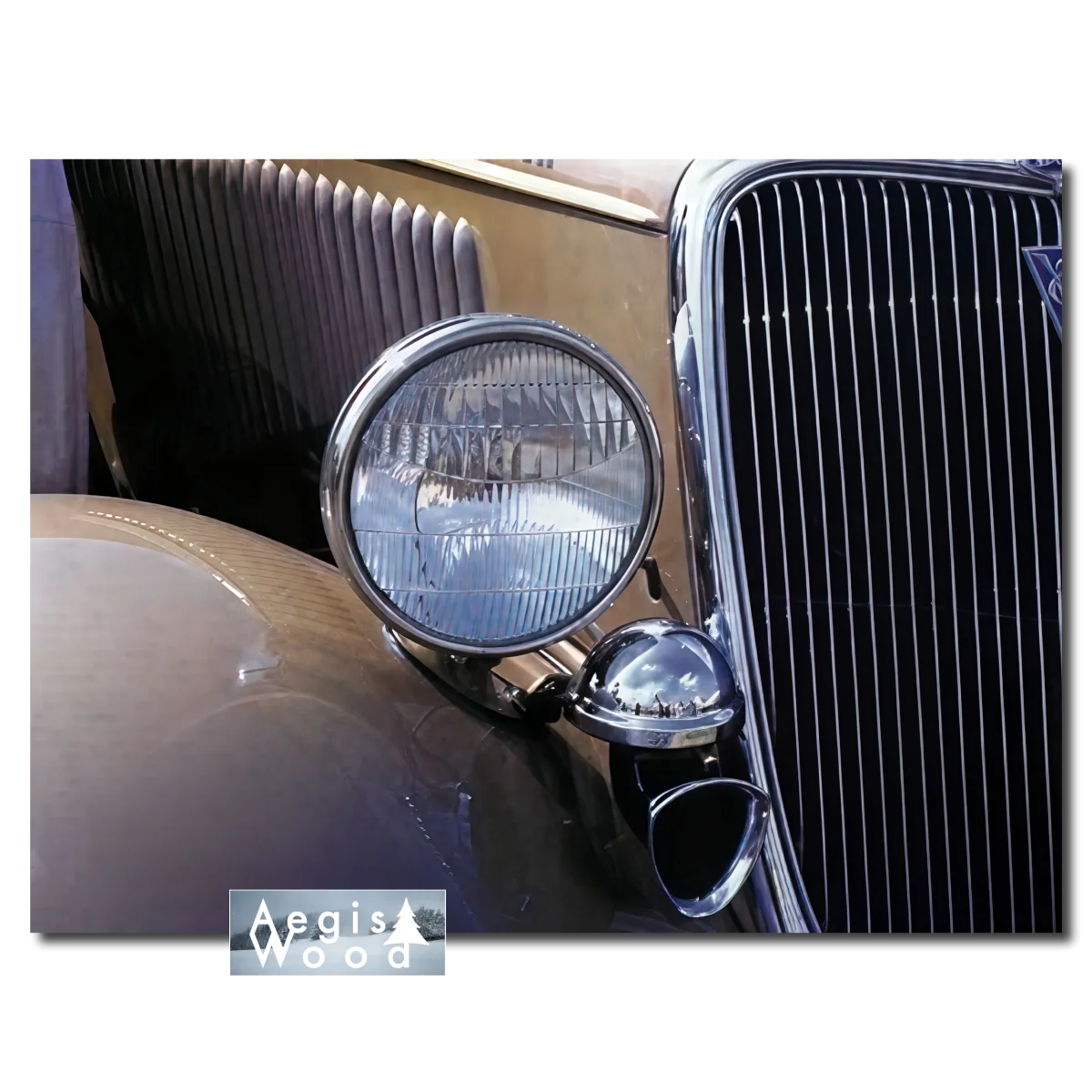 Phare chromé et calandre d'une automobile de collection des années 1930, photo détail