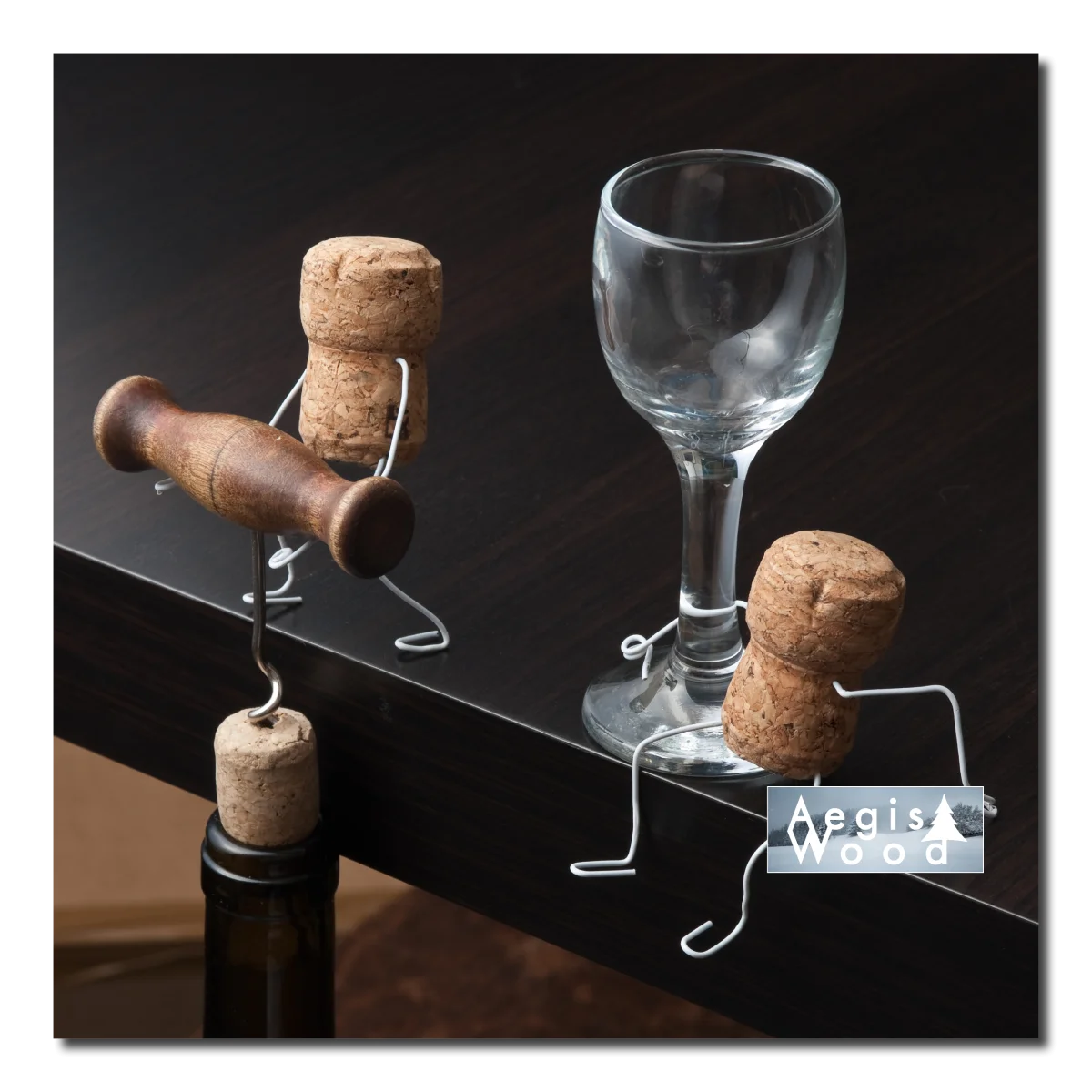 Affiche - Petits personnages en bouchons de liège et fil de fer autour d'un verre, photographie
